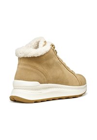 Bottines en suède beige avec une doublure en fourrure blanche, semelle en caoutchouc texturé et un design à lacets avec œillets métalliques.