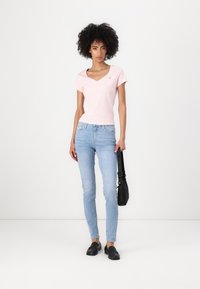 Tommy Jeans - V NECK TEE 2 PACK - Paprasti marškinėliai - ecru/precious pink Miniatiūros vaizdas 1