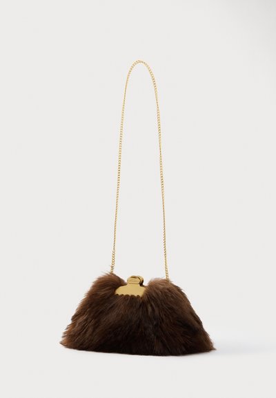 Καφέ τσάντα από συνθετική γούνα με χρυσό μεταλλικό κούμπωμα και αλυσίδα λουρί. Στρογγυλό, μαλακό σχήμα με απαλή υφή και ριγέ λεπτομέρεια στην κορυφή.
