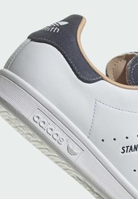 adidas Originals STAN SMITH Baskets basses white magic beige