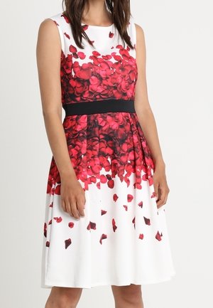 Ärmelloses weißes Kleid mit einem schwarzen Taillengürtel und einem Muster aus roten Rosenblättern, das oben konzentriert ist und zum Saum hin verblasst.