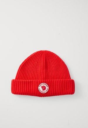 Helderrode geribbelde gebreide beanie met opgevouwen boord en rond Fjällräven Zweden 1960 logo patch gecentreerd op de boord.