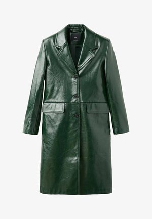 Abrigo largo verde oscuro de cuero sintético con tres botones frontales, solapas anchas y dos bolsillos con solapa.