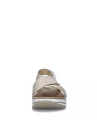 Sandalo beige con cinturini incrociati, punta aperta e fibbia regolabile. Presenta una soletta imbottita e suola bianca con motivo testurizzato.