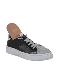 Sneaker in pelle nera e feltro grigio con suola in gomma bianca, punta rotonda, lacci grigi e soletta removibile. Presenta materiali a contrasto.