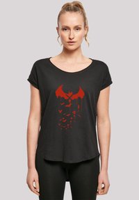 Sort kortærmet t-shirt med en rød flagermusgrafik med dryppende detaljer og mindre flagermus, lavet af blødt, fleksibelt stof.