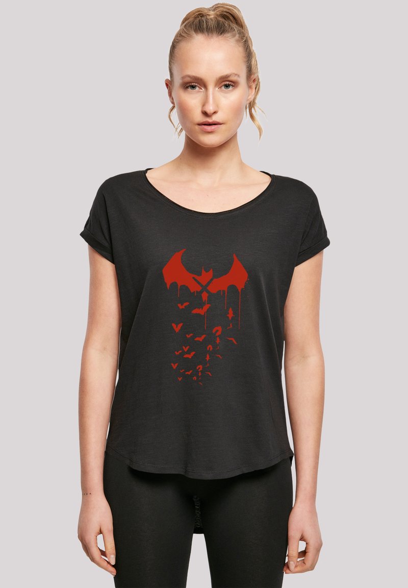 Sort kortærmet t-shirt med en rød flagermusgrafik med dryppende detaljer og mindre flagermus, lavet af blødt, fleksibelt stof.