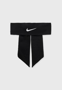 Crna tkanina traka za glavu s dva izdužena kraja, s istaknutim bijelim Nike logotipom u centru. Glatka tekstura, suvremeni dizajn.