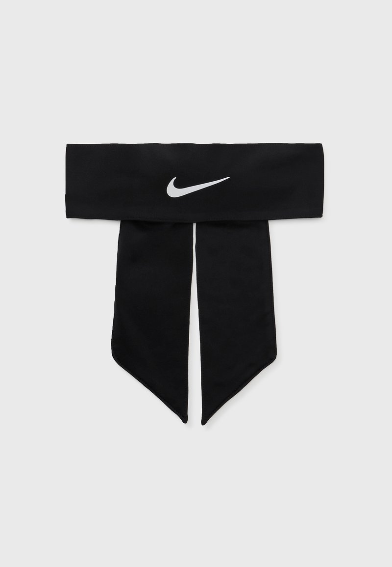 Crna tkanina traka za glavu s dva izdužena kraja, s istaknutim bijelim Nike logotipom u centru. Glatka tekstura, suvremeni dizajn.
