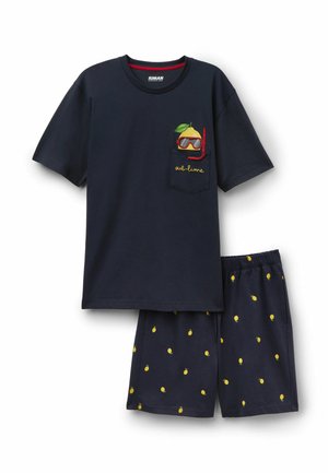 Marineblauw T-shirt met korte mouwen met snorkelcitroengrafiek en de tekst "sub-lime", gecombineerd met bijpassende shorts met een geel citroenpatroon.