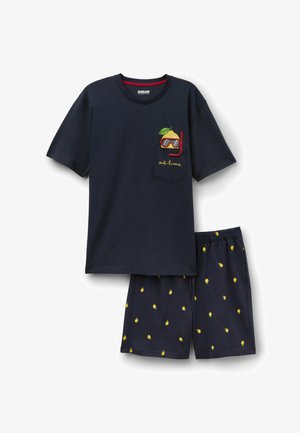 Marineblauw T-shirt met korte mouwen met snorkelcitroengrafiek en de tekst "sub-lime", gecombineerd met bijpassende shorts met een geel citroenpatroon.