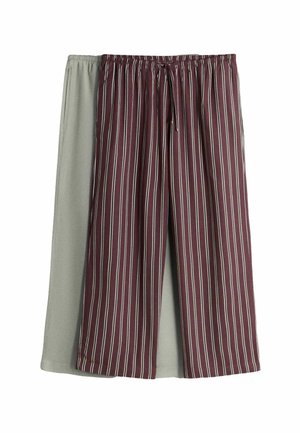 Zwei Paar lockere Pyjamahosen, eine einfarbig hellgrau, die andere burgunderrot mit dünnen weißen vertikalen Streifen, beide mit elastischem Bund.