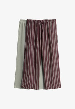 Zwei Paar lockere Pyjamahosen, eine einfarbig hellgrau, die andere burgunderrot mit dünnen weißen vertikalen Streifen, beide mit elastischem Bund.