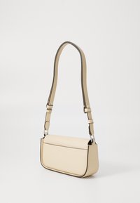 Borsa rettangolare beige con tracolla regolabile, materiale in pelle liscia, design minimalista e bordi neri in contrasto.