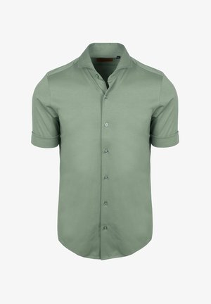 Kurzärmliges, salbeigrünes Hemd mit Knopfleiste, umgeschlagenen Manschetten und einem ausgebreiteten Kragen, präsentiert vor weißem Hintergrund.