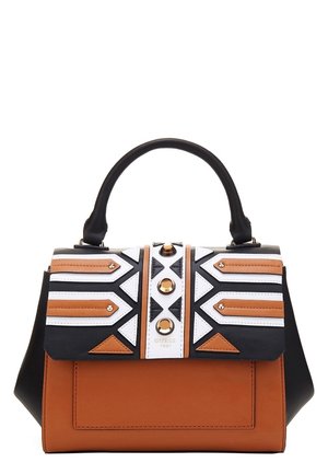 Strukturierte Handtasche mit schwarzem Griff, braunem Boden und geometrisch gemusterter schwarzer, weißer und brauner Klappe mit drei goldenen Nieten.