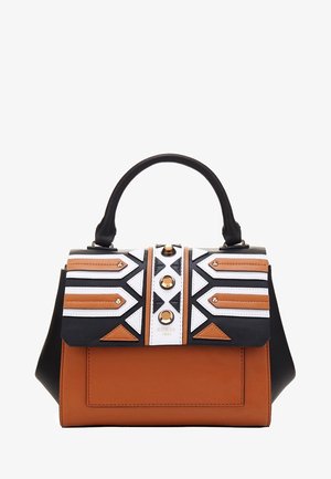 Sac structuré avec anse noire, base marron et rabat à motif géométrique noir, blanc et marron, avec trois rivets dorés.
