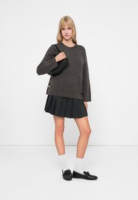 ONLY ONLRENE LIFE BUTTON O NECK - Neule - chocolate torte melange/gold coloured
