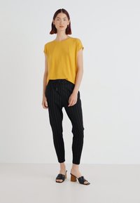 Vero Moda VMAVA PLAIN - T-shirts - golden spice