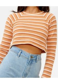 Hæklet cropped sweater i orange og creme striber. Har lange ærmer og en rund halsudskæring. Stylet med højhalsede lyseblå jeans.