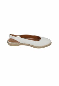 Białe skórzane buty typu slingback z okrągłym noskiem, wykończoną jutą podeszwą espadryli i gładką fakturą. Otwarty tył zapewniający łatwe zakładanie.