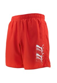 Pantalones cortos deportivos rojos hechos de una tela ligera con una cinturilla elástica. Presenta un diseño del logo de Puma en blanco en un costado.