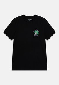 Camiseta de algodón negra con mangas cortas, cuello redondo y un logotipo gráfico colorido en la parte izquierda del pecho.