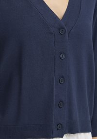 Marineblauer V-Ausschnitt-Cardigan mit fünf Knöpfen vorne, gerippten Abschlüssen am Ausschnitt, an der Knopfleiste und am Saum.