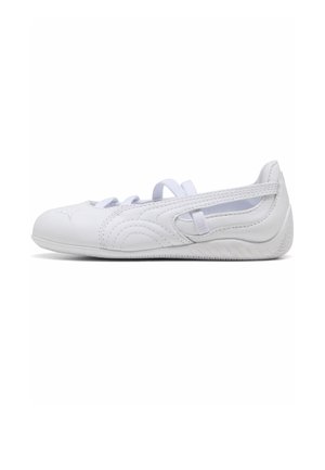 Hvid sneaker i balletstil med tynd sål, elastiske remme over toppen og fine syningsdetaljer på siden.