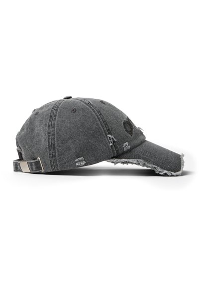 Gorra de béisbol de mezclilla gris con detalles desgastados, visera deshilachada y correa ajustable. Presenta perforaciones de ventilación y tela texturizada.