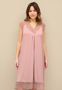 Camicia da notte rosa chiaro con dettagli in pizzo sul collo e sull'orlo. Tessuto morbido con una vestibilità ampia e maniche a cappuccio per il massimo comfort.