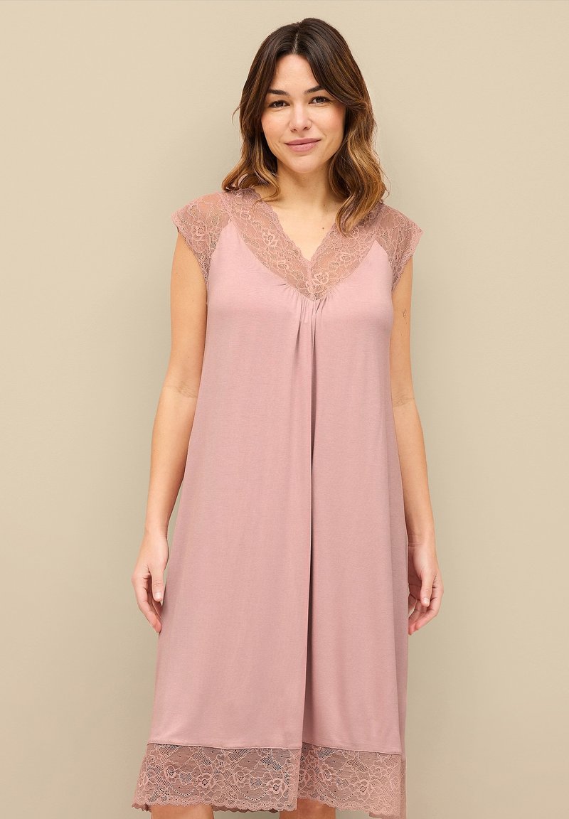 Camicia da notte rosa chiaro con dettagli in pizzo sul collo e sull'orlo. Tessuto morbido con una vestibilità ampia e maniche a cappuccio per il massimo comfort.