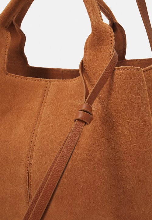 Bolso Bandolera GUESS Gregoria Large Girlfriend Satchel - Color Cognac, 34x24x10 Cm, Correa Ajustable