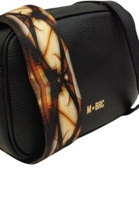 Borsa a tracolla in pelle nera con finitura testurizzata, caratterizzata da una tracolla con motivo astratto in tonalità calde. Il logo "M★BRC" è impresso in oro.