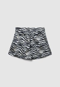 Pantaloni corti a strisce zebrate in bianco e nero, realizzati in tessuto leggero, con vita alta e due tasche posteriori.