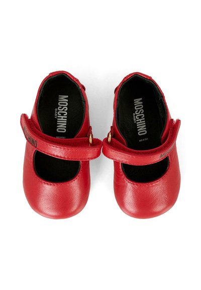 Scarpine per bambini in pelle rossa con punta arrotondata, aperture larghe e un cinturino sicuro con accessori dorati. All'interno hanno una fodera nera con marchio.