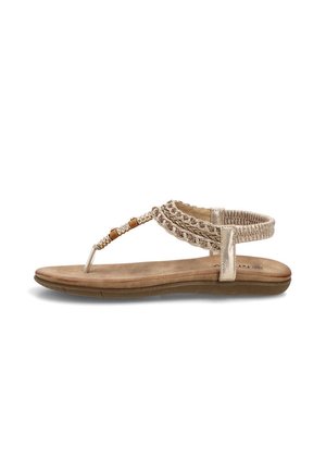 Sandalia plana beige con tiras trenzadas, tira en T con cuentas y banda elástica en el tobillo para un ajuste seguro, sobre fondo blanco.