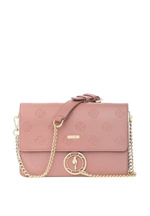 Różowa skórzana torebka na ramię z tłoczonymi wzorami, złotym łańcuszkowym paskiem i okrągłym złotym zapięciem z motywem stylizowanego liścia.