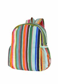 Mochila a rayas multicolores con franjas verdes, azules, naranjas, rosas y amarillas. Tela suave con correas ajustables y bolsillo lateral.