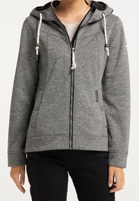 Haut à capuche zippé gris avec cordon de serrage, poches avant et tissu texturé. Présente des accents noirs et une fermeture éclair.