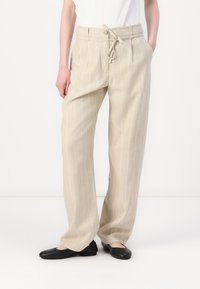 Pantaloni ampi in misto lino beige con righe verticali bianche, dotati di vita con cordino e due tasche laterali.