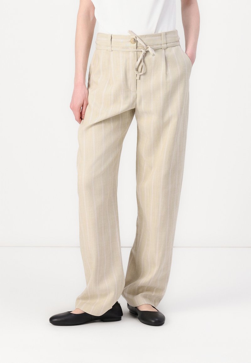 Pantaloni ampi in misto lino beige con righe verticali bianche, dotati di vita con cordino e due tasche laterali.
