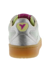 Silberner Sneaker mit strukturiertem Finish, gepolstertem Kragen, rosa und gelben Akzenten sowie einer Gummisohle. Die Rückansicht betont die Designdetails.