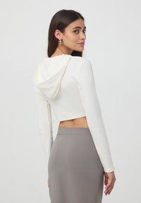 Terranova CROP A CON CAPPUCCIO  - Felpa con zip - bianco lana