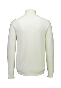 Sweter w kolorze off-white, z półgolfem, długimi rękawami oraz gładką teksturą dzianiny, z prążkowanymi mankietami i dołem.