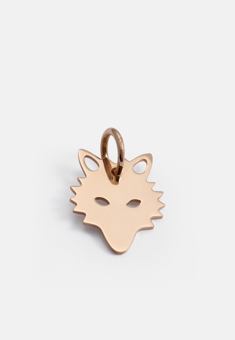 Charm v hlavne ru�žovom zlate vo forme vlčej hlavy, s ostrými ušami, výraznými rysmi tváre a hladkým kovovým povrchom, navrhnutý s minimalistickým detailom.