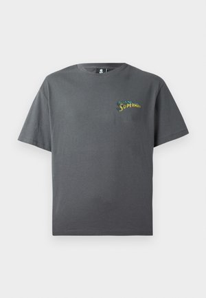 Sivá bavlnená tričko s okrúhlym výstrihom a krátkymi rukávmi. Na ľavej strane hrude má multicolorovú grafiku "Superman".