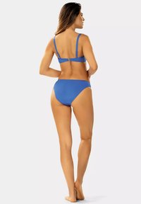 Niebieski zestaw bikini z regulowanymi ramiączkami. Top ma zapięcie z tyłu, podczas gdy majtki mają średni stan i gładką fakturę.