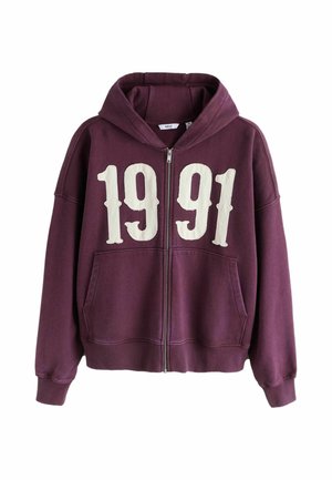 Dunkellila Kapuzenjacke mit Reißverschluss, Fronttaschen und großen weißen Zahlen "19 91" auf der Brust.