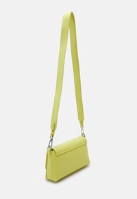 Calvin Klein MUST SHOULDER BAG - Taška s příčným popruhem - citrus